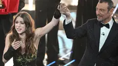 Angelina Mango e Amadeus sul palco di Sanremo