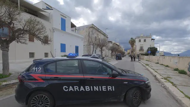 Un intero quartiere interdetto per i rilievi della scientifica dei carabinieri a caccia di tracce per risalire ai colpevoli dell'omicidio del 20enne Francesco Bacchi avvenuto sabato notte dopo una rissa scoppiata all'interno di una discoteca e poi proseguita all'esterno, Balestrate (Palermo), 14 gennaio 2024. ANSA/IGOR PETYX