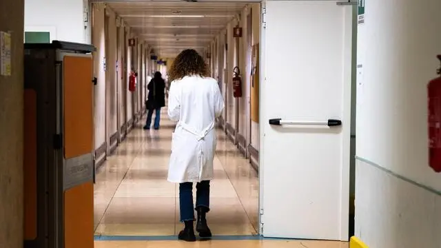 Una dottoressa nei corridoi dell'ospedale Agostino Gemelli a Roma il 25 gennaio 2023. 
ANSA / DANILO SCHIAVELLA
(salute, ospedale, reparto, donna, dottoressa, lavoro, generica, simbolica)