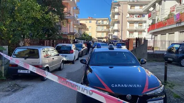 Una volante dei carabinieri all'esterno dell'abitazione dove marito e moglie sono stati trovati morti ad Agropoli, in provincia di Salerno, 22 gennaio 2024. Le vittime hanno 63 anni, l'uomo, e 43 la donna. Secondo le prime notizie, il marito avrebbe ucciso a coltellate la moglie e poi si sarebbe tolto la vita con la stessa arma. In casa, c'era la figlia di 13 anni che però, a quanto si apprende, stava dormendo. ANSA/FILIPPO NOTARI