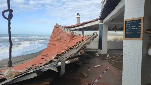 Sopralluogo questa mattina del sindaco di Fiumicino Esterino Montino sulla costa sud di Fregene dopo i danni della mareggiata e con la ditta che realizzer la barriera soffolta di difesa. Fregene, 24 novembre 2022 ANSA/TELENEWS