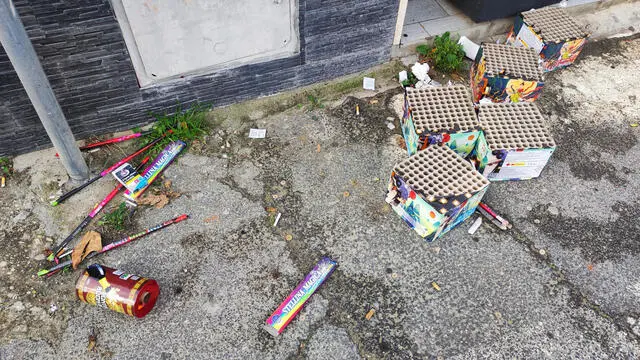 Cumuli di botti e rifiuti. Nonostante il divieto su petardi e fuochi d'artificio emanato dal sindaco Mario Baccini per ieri notte, questa l'eredità, in negativo, suo fronte del decoro, dei festeggiamenti di Capodanno sul territorio comunale di Fiumicino. Tappeti di cartocci di fuochi d'artificio e segni di bivacchi post brindisi su lungomare e sulle stesse strade, dove su cigli e marciapiedi ci sono cumuli di rifiuti e scatole di botti, 01 gennaio 2024. ANSA / Telenews