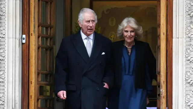 epa11112633 Britain's King Charles III (L) departs the London Clinic with Queen Camilla (R) In London, Britain, 29 January 2024. King Charles III left hospital following treatment for an enlarged prostate.  EPA/ANDY RAIN