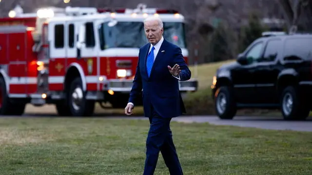 epa11140768 US President Joe Biden walks from the Oval Office to Marine One on the South Lawn of the White House as he leaves Washington for the weekend, in Washington, DC, USA, 09 February 2024.  EPA/JULIA NIKHINSON / POOL