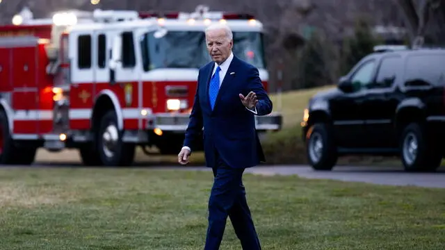 epa11140768 US President Joe Biden walks from the Oval Office to Marine One on the South Lawn of the White House as he leaves Washington for the weekend, in Washington, DC, USA, 09 February 2024. EPA/JULIA NIKHINSON / POOL