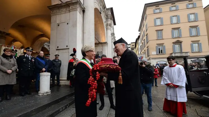 La tradizionale consegna del galero rosso