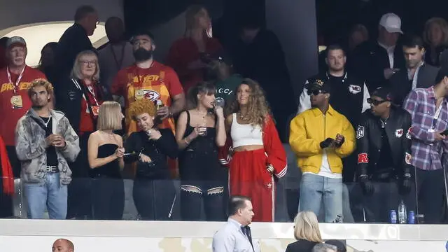 epa11146367 US actress Blake Lively (3-R) and US singer Taylor Swift  (4-L) watch pre-game ceremonies at the start of Super Bowl LVIII between the Kansas City Chiefs and the San Fransisco 49ers at Allegiant Stadium in Las Vegas, Nevada, USA, 11 February 2024. The Super Bowl is the annual championship game of the NFL between the AFC Champion and the NFC Champion and has been held every year since 1967.  EPA/JOHN G. MABANGLO