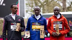 epa10587525 (L-R) third placed Ethiopia's Tamirat Tola, first placed Kenya's Kelvin Kiptum and second placed Kenya's Geoffrey Kamworor pose with their trophies after men's elite race of the London Marathon  in London, Britain, 23 April 2023. Over 47,000 runners take part as the annual event moves back to April since it was moved to October due to Covid-19 pandemic.  EPA/TOLGA AKMEN