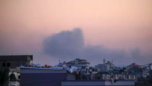 epa11145284 Smoke rises above Khan Yunis during an Israeli military operation, southern Gaza Strip, 10 February 2024 (issued 11 February 2024). More than 28,000 Palestinians and over 1,300 Israelis have been killed, according to the Palestinian Health Ministry and the Israel Defense Forces (IDF), since Hamas militants launched an attack against Israel from the Gaza Strip on 07 October 2023, and the Israeli operations in Gaza and the West Bank which followed it.  EPA/MOHAMMED SABER