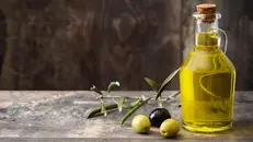 Una bottiglia di olio d'oliva - © www.giornaledibrescia.it