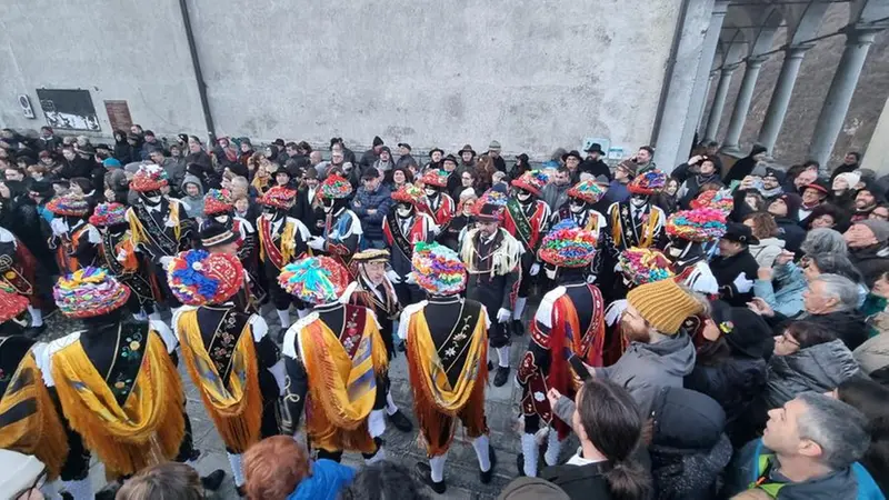 I balarì si preparano per le danze fuori dalla canonica di Bagolino - Foto © www.giornaledibrescia.it