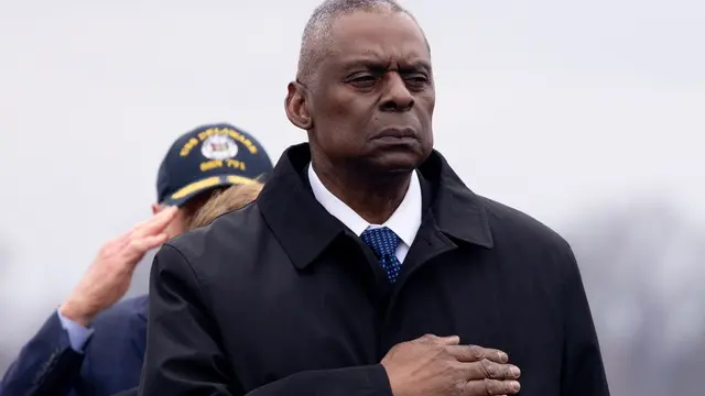 epa11121831 US Secretary of Defense Lloyd Austin watches a US Army carry team move a flag-draped transfer case containing the remains of a fallen US service member during a dignified transfer at Dover Air Force Base in Dover, Delaware, USA, 02 February 2024. US Army Sergeant Jerome Rivers. US Army Sergeant Breonna Moffett, and US Army Sergeant Kennedy Sanders died in a drone strike on 28 January at a military base in Jordan; forty other US troops were also injured in the attack. The enemy drone, which the White House has blamed on an Iran-backed militia, may have been mistaken for a US drone and left unimpeded, according to a preliminary report. EPA/MICHAEL REYNOLDS