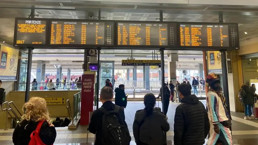 Il tabellone nella stazione dei treni di Brescia - Foto © www.giornaledibrescia.it