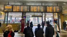Il tabellone nella stazione dei treni di Brescia - Foto © www.giornaledibrescia.it