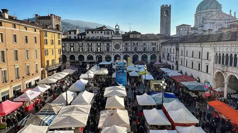 Le bancarelle della fiera di San Faustino in piazza Loggia