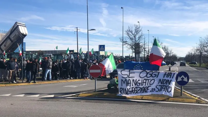 Il presidio dei trattori al centro fiera di Montichiari