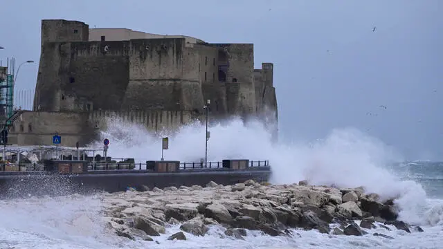 Vento, mare grosso a Napoli e stop ai collegamenti con le isole del golfo, Napoli, 22 novembre 2022. ANSA / CIRO FUSCO