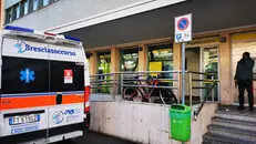Ambulanza davanti all'ufficio postale di via Lattanzio Gambara