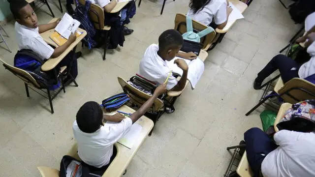 epa11010826 Students attend class at the Severino Hernandez bilingual school, in Panama City, Panama, 04 December 2023. Thousands of Panamanian public education students returned to the classrooms, after the teachers' unions reached an agreement with the Ministry of Education to end more than a month of strike, which affected some 800,000 students, to put pressure against the law contract between the State and Minera Panama, a subsidiary of the Canadian First Quantum Minerals (FQM). EPA/Carlos Lemos