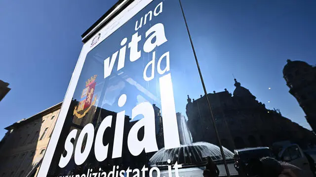 Il truck della Polizia di Stato presentazione della X edizione di "Una Vita da Social", progetto, a cura del Centro Operativo per la Sicurezza Cibernetica e dell’Ufficio Relazioni Esterne e Cerimoniale della Segreteria del Dipartimento di P.S. è cofinanziato dalla Commissione Europea e dal Ministero dell’Istruzione, con l'attore Vincenzo Paci . Genova 15 febbraio 2023. ANSA/LUCA ZENNARO