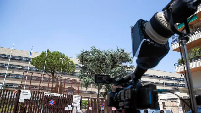 Giornalisti davanti il tribunale di piazzale Clodio in occasione dellÕinterrogatorio di garanzia di Matteo Di Pietro, lo youtuber dei The Borderline, Roma, 27 giugno 2023. ANSA/ANGELO CARCONI