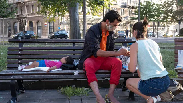 I migranti davanti alla stazione vengono curati dai volontari del'Associazione Linea d'Ombra, per le ferite riportate durante il loro viaggio lungo la rotta balcanica, Trieste, 25 agosto 2020.
ANSA/ MAURO DONATO