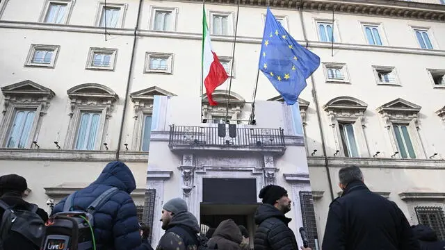 Operatori dell’informazione all’esterno di Palazzo Chigi dove le organizzazioni del mondo agricolo sono state convocate per un incontro con il governo, Roma, 9 febbraio 2024. ANSA/CLAUDIO PERI