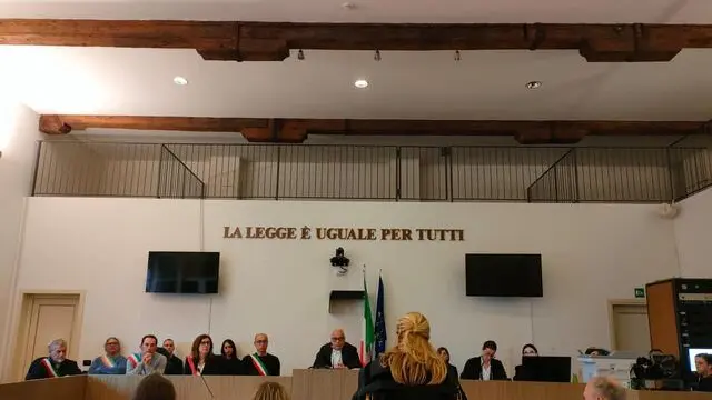 Prende il via davanti alla Corte di assise di Bologna, presieduta dal giudice Domenico Pasquariello, il processo a Giovanni Padovani, 27enne, accusato dell'omicidio dell'ex compagna Alessandra Matteuzzi, 56, picchiata anche con un martello, il 23 agosto 2022 sotto casa, in via dell'Arcoveggio, 03 maggio 2023. L'imputato, difeso dall'avvocato Gabriele Bordoni, non è presente in aula per la prima udienza: ha inviato una nota dal carcere in cui spiega che rinuncia a comparire.       ANSA / Tommaso Romanin