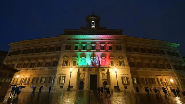 +++ RPT CON DATA CORRETTA +++ Nel Giorno del Ricordo, dalle 18 - e fino a domattina - si sono accese le luci del Tricolore a Montecitorio, che espone anche le bandiere a mezz'asta, Roma, 10 febbraio 2024.
ANSA/ UFFICIO STAMPA
+++ ANSA PROVIDES ACCESS TO THIS HANDOUT PHOTO TO BE USED SOLELY TO ILLUSTRATE NEWS REPORTING OR COMMENTARY ON THE FACTS OR EVENTS DEPICTED IN THIS IMAGE; NO ARCHIVING; NO LICENSING +++ NPK +++