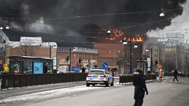 epa11147364 Police closes a road after a fire broke out at the Liseberg amusement park, in the new water world Oceana in Gothenburg, Sweden, 12 February 2024. According to local police, buildings adjacent to the site have been evacuated, including a hotel.  EPA/Björn Larsson Rosvall/TT  SWEDEN OUT
