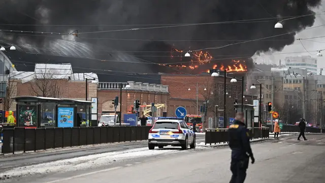 epa11147364 Police closes a road after a fire broke out at the Liseberg amusement park, in the new water world Oceana in Gothenburg, Sweden, 12 February 2024. According to local police, buildings adjacent to the site have been evacuated, including a hotel. EPA/Björn Larsson Rosvall/TT SWEDEN OUT