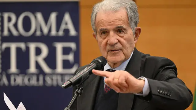 Romano Prodi durante la sua Lectio Magistralis alla cerimonia di inaugurazione dell'Anno Accademico 2023-2024 dell'universita' Roma Tre, Roma, 02 febbraio 2024. ANSA/ETTORE FERRARI