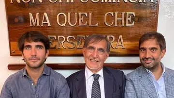 Una foto di Ignazio La Russa seduto tra i figli Lorenzo Cochis (s) e Geronimo pubblicata sul suo profilo facebook il 2 luglio 2023 sulla Vespucci. FACEBOOK / IGNAZIO LA RUSSA  +++ ATTENZIONE LA FOTO NON PUO' ESSERE PUBBLICATA O RIPRODOTTA SENZA L'AUTORIZZAZIONE DELLA FONTE DI ORIGINE CUI SI RINVIA+++ NPK +++
(ignazio la russa, simbolica, privato)