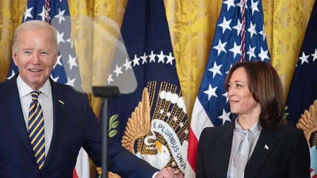 epa11132826 US President Joe Biden (L) holds US Vice President Kamala Harris' (R) hand as he recognizes her in his remarks at the Black History Month Reception at the White House in Washington, D.C., USA, 06 February 2024.  EPA/ANNABELLE GORDON / CNP / POOL