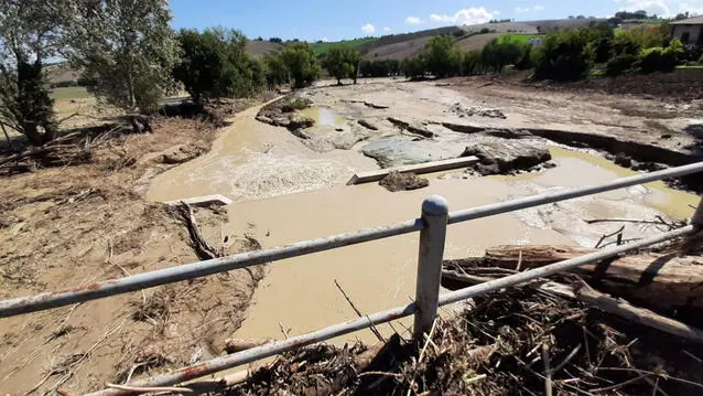 I soccorsi nel luogo dove due auto sono state travolte dalla furia dell'acqua intorno alle 21 di ieri mentre stavano cercando di lasciare l'abitazione a Barbara, 16 settembre 2022. 
ANSA/Daniele Carotti