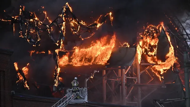 epa11147360 Firefighters in action after a fire broke out at the Liseberg amusement park, in the new water world Oceana in Gothenburg, Sweden, 12 February 2024. According to local police, buildings adjacent to the site have been evacuated, including a hotel. EPA/Björn Larsson Rosvall/TT SWEDEN OUT