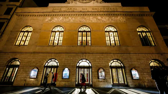 Un momento dell’iniziativa ‘’Facciamo Luce sul teatro’’, protesta per chiedere la riapertura dei teatri, Teatro Argentina, Roma 22 febbraio 2021. ANSA/FABIO FRUSTACI