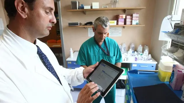 Un medico mostra, oggi 29 giugno 2010, un ipad che sara' usato all'ospedale San gerardo di Monza. I medici lo
useranno in via sperimentale per prescrivere farmaci e tenere sotto controllo le terapie dei malati.
FABRIZIO RADAELLI/GID