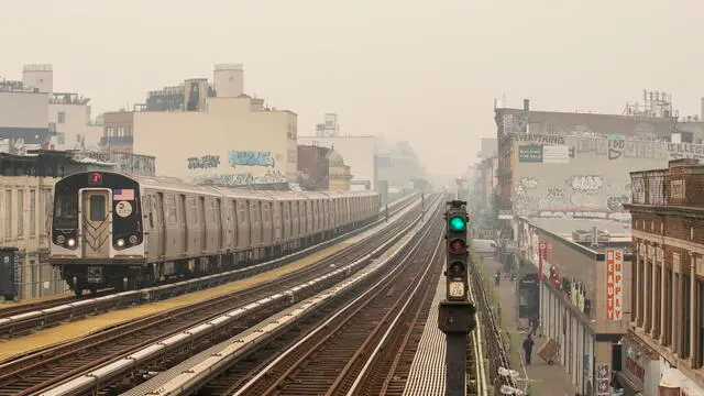 epa10678112 Smoke as a result from Canadian wildfires engulfs the New York area, making it the worst air quality in the world at the moment, as seen on a subway platform in the Brooklyn borough of New York, New York, USA, 07 June 2023. An air quality alert was issued for the whole of New York City and is also affecting large portions of the northeastern United States.  EPA/SARAH YENESEL
