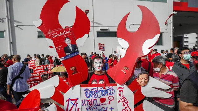 epa10812876 Supporters gather ahead of the arrival of the coup-ousted former Thai prime minister Thaksin Shinawatra at Don Mueang airport in Bangkok, Thailand, 22 August 2023. Shinawatra returns to Thailand after living in self-imposed exile for 15 years, following his overthrowing by a military coup on 19 September 2006. The former prime minister is expected to face imprisonment with a combined jail term of five years.  EPA/RUNGROJ YONGRIT