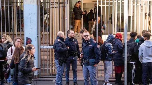 Incendi multipli all'interno dell'istituto Itis Galileo Galilei in via Paravia, a Milano. Polizia di stato e Vigili del Fuoco sul posto, Milano, 24 novembre 2022. ANSA/Andrea Fasani