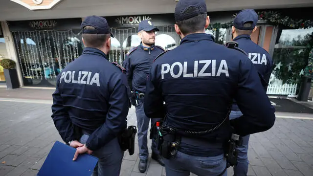 La polizia  davanti al locale di ponte Milvio dove  si presuppone sia stato prelevato con forza il ventenne Danilo Valeri a Roma,  23 dicembre 2022. E' Danilo Valeri il giovane di 20 anni sequestrato questa notte a Roma da alcuni uomini in un locale della zona della movida, a Tor di Quinto.
ANSA/MASSIMO PERCOSSI