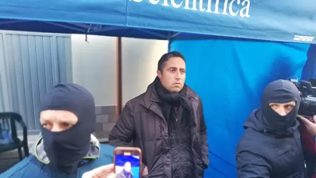 Antonio Luppino, figlio di Giovanni Luppino, autista di Matteo Messina Denaro, davanti alla sua casa durante la perquisizione da parte deiI carabinieri, attraverso l'utilizzo di georadar. Campobello di Mazara, 23 gennaio 2023 ANSA/ CARMELO SUCAMELI