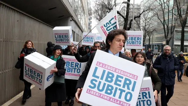 Il tesoriere dell'associazione Luca Coscioni, Marco Cappato, davanti al Consiglio regionale della Lombardia dove sono state depositate le 8181 firme raccolte per portare in Aula la proposta di legge sul fine vita, già bocciata in Veneto, per regolamentare l'aiuto medico alla morte volontaria, Milano, 15 Gennaio 2024. ANSA / MATTEO BAZZI