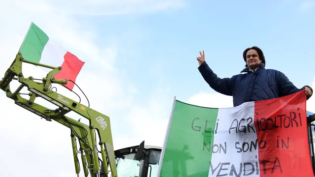 Il Responsabile Nazionale C.R.A. Danilo Calvani al presidio dei Trattori appartenenti al gruppo Agricoltori Traditi a Cecchina
Roma, 08 febbraio 2024. 
ANSA/FABIO CIMAGLIA

