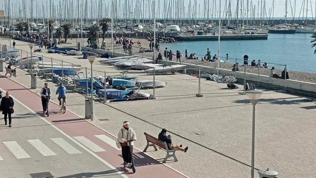 Carnevale ed assaggio di primavera,tante presenze sul litorale romano. Ostia,4 febbraio 2024. ANSA/TELENEWS