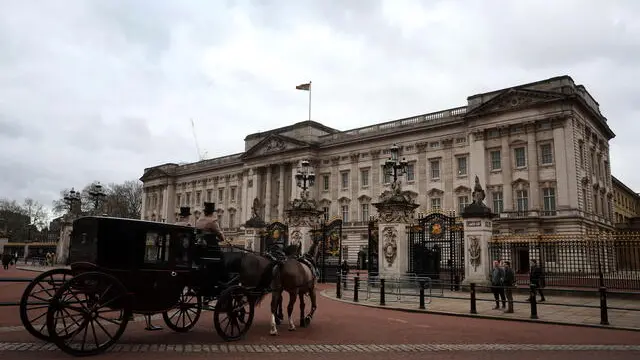 epa11130742 A carriage outside Buckingham Palace in London, Britain, 06 February 2024. Buckingham Palace on 05 February announced Britain’s King Charles III is being treated for cancer. King Charles III has been in hospital recently for an enlarged prostate.  EPA/ANDY RAIN
