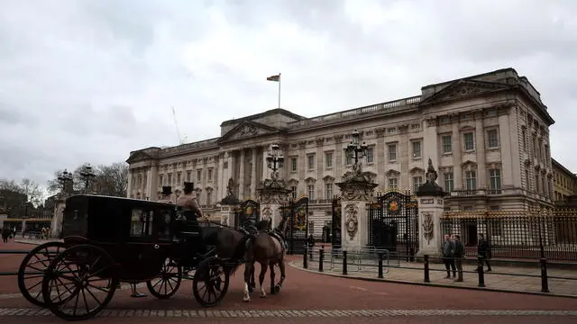 epa11130742 A carriage outside Buckingham Palace in London, Britain, 06 February 2024. Buckingham Palace on 05 February announced Britain’s King Charles III is being treated for cancer. King Charles III has been in hospital recently for an enlarged prostate. EPA/ANDY RAIN