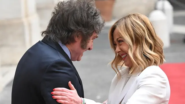 epa11147780 Italian Prime Minister Giorgia Meloni receives Argentina's President Javier Milei at Palazzo Chigi in Rome, Italy, 12 February 2024.  EPA/CLAUDIO PERI