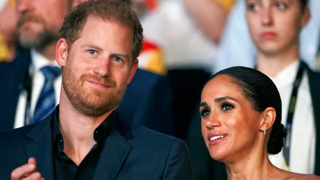 epa10865138 Britain's Prince Harry, Duke of Sussex (L) and Meghan, Duchess of Sussex attend the closing ceremony of the 6th Invictus Games, in Duesseldorf, Germany, 16 September 2023. The Invictus Games 2023 took place from 09 to 16 September in Duesseldorf and are intended for military personnel and veterans who have been psychologically or physically injured in service.  EPA/Christopher Neundorf